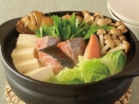 秋鮭ときのこの豆乳鍋